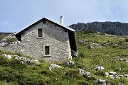 58 Terminata la risalita il sent. 102 da scosceso diviene comodo e si raggiunge una baita con stalla 